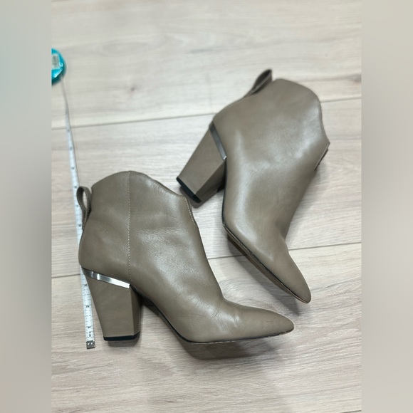 1. State booties taupe beige tan 7.5 perfect for fall - Picture 3 of 10